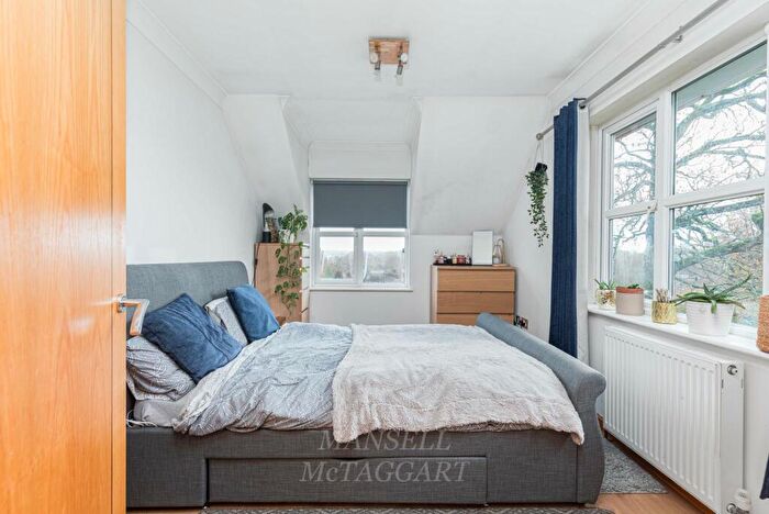 1 Bedroom Flat For Sale In Hermitage Road, East Grinstead, RH19