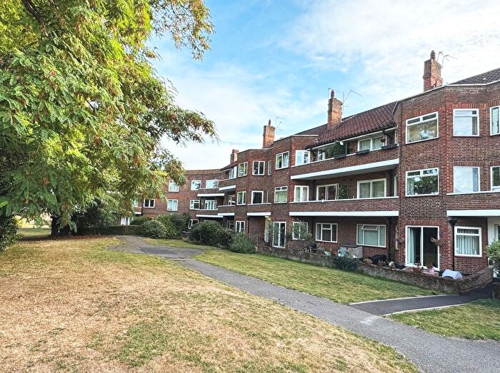 2 Bedroom Flat For Sale In Riverbank Laleham Road, Staines-Upon-Thames, Surrey, TW18