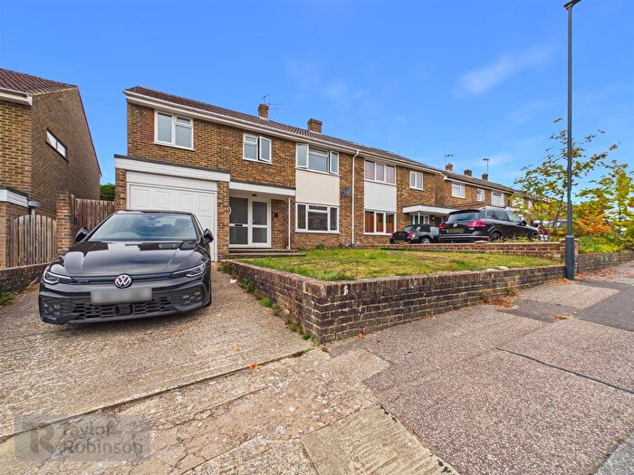 5 Bedroom Property To Rent In Hylands Close, Crawley, RH10