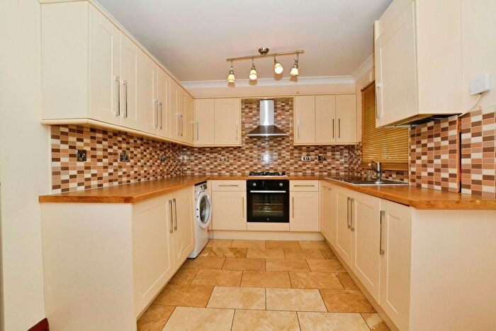 2 Bedroom Flat To Rent In Oakley Close, Isleworth, TW7