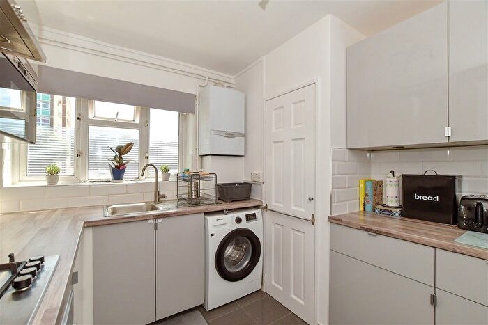 2 Bedroom Flat For Sale In Hatch Grove, Romford, Essex, RM6