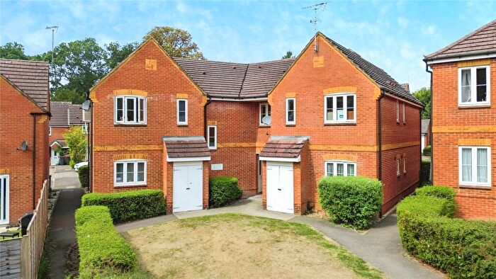 2 Bedroom Apartment For Sale In Swallows Croft, Reading, Berkshire, RG1