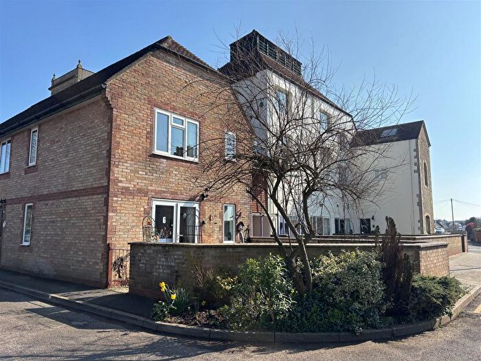 2 Bedroom Flat For Sale In Milford Court, Gillingham, SP8