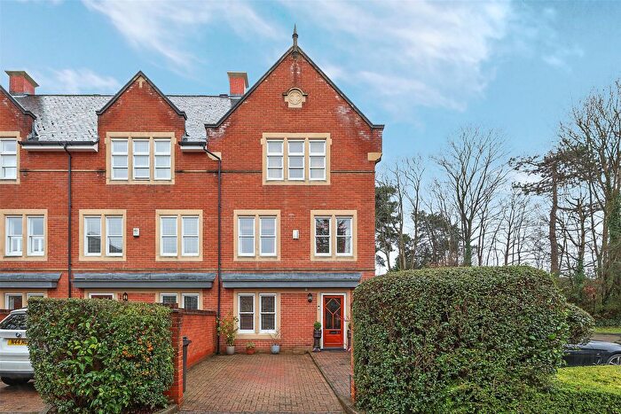4 Bedroom End Terrace House For Sale In Lavender Close, Leatherhead, Surrey, KT22