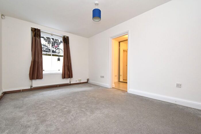 2 Bedroom Flat To Rent In Thurlow Park Road, London, SE21