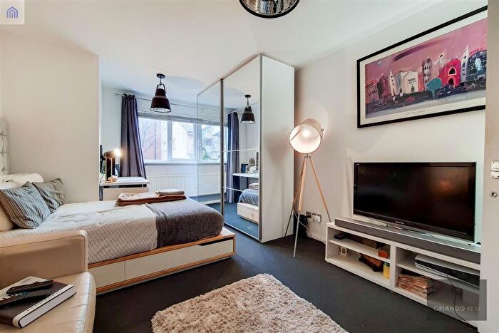2 Bedroom Flat To Rent In Wesley Close, Kennington, SE17