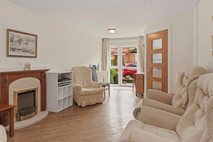 2 Bedroom Flat For Sale In Minster Drive, Herne Bay, CT6