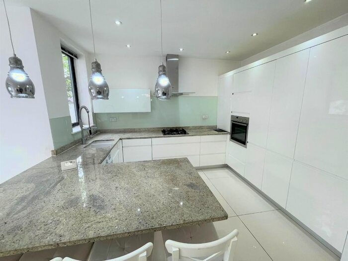 3 Bedroom Flat To Rent In Regents Park Road, Finchley, N3