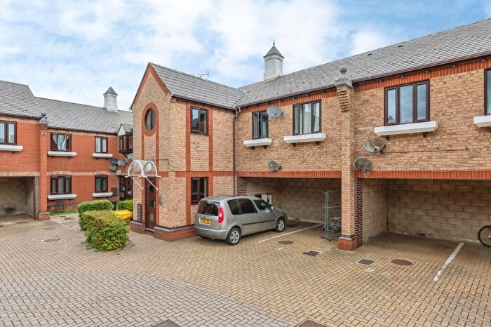 2 Bedroom Flat For Sale In Chalk Court, Jetty Walk, Grays, Essex, RM17