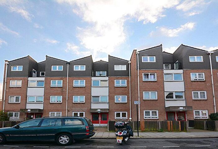 2 Bedroom Flat To Rent In Chatham Street, Elephant And Castle, London, SE17