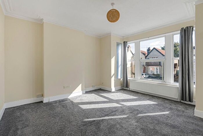 3 Bedroom Flat To Rent In Meteor Road, Westcliff-On-Sea, SS0