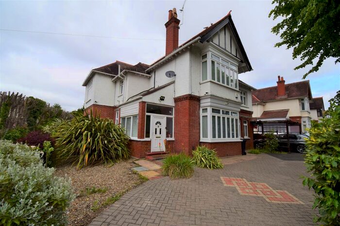 5 Bedroom House To Rent In Hempson Avenue, Slough, SL3