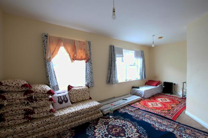 2 Bedroom Flat For Sale In Nuffield Court, Old Park Mews, Heston, TW5