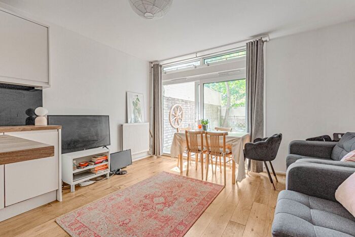 3 Bedroom Flat To Rent In Cedars Road, Clapham Town, SW4