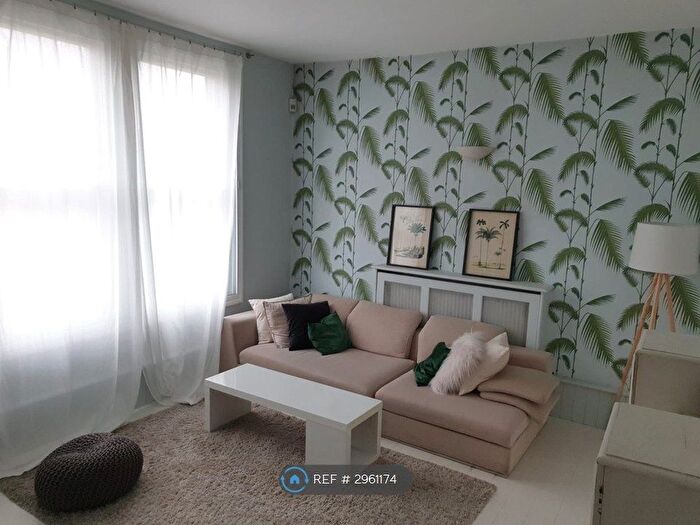 2 Bedroom Flat To Rent In Dalston, London, E8