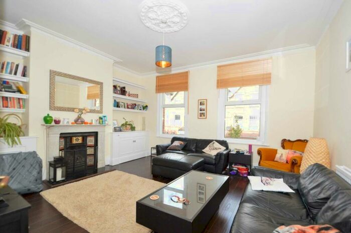 3 Bedroom Flat To Rent In Holly Park Road, Friern Barnet, London, N11