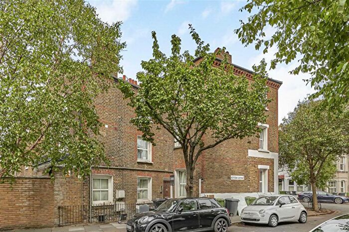 1 Bedroom Flat To Rent In Heyford Avenue, South Lambeth, SW8