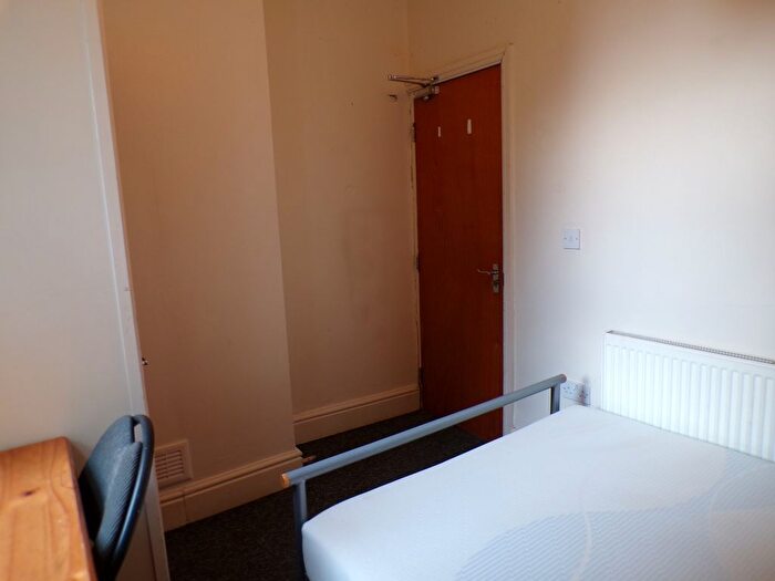 7 Bedroom Semi-Detached House To Rent In Mauldeth Road, Manchester, M20