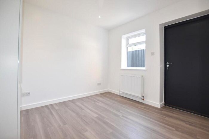 1 Bedroom Flat To Rent In Coombe Road, Kingston Upon Thames, KT2