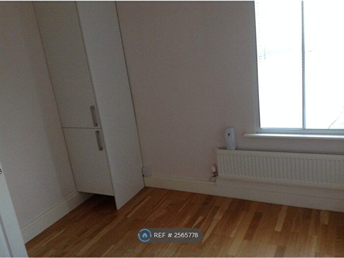 1 Bedroom Flat To Rent In Peabody Road, Farnborough, GU14