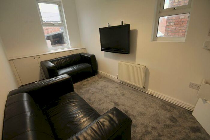 4 Bedroom Maisonette To Rent In Chillingham Road, Newcastle Upon Tyne, NE6