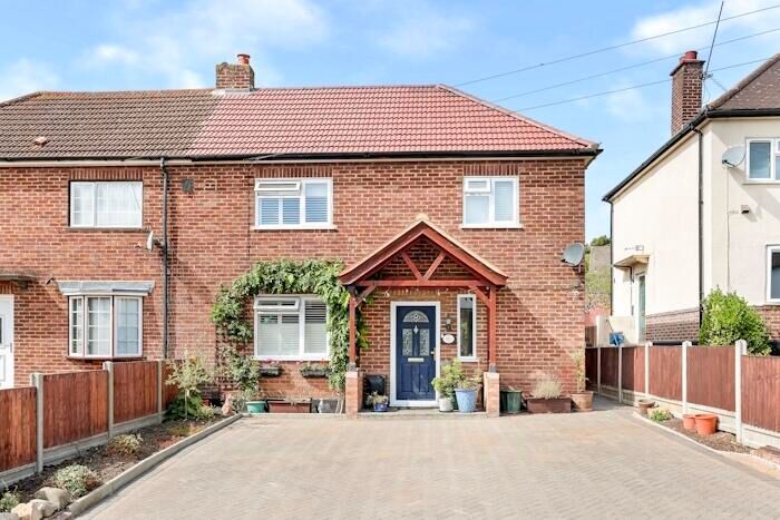 3 Bedroom Semi-Detached House For Sale In Sunnyside Road, Epping, CM16
