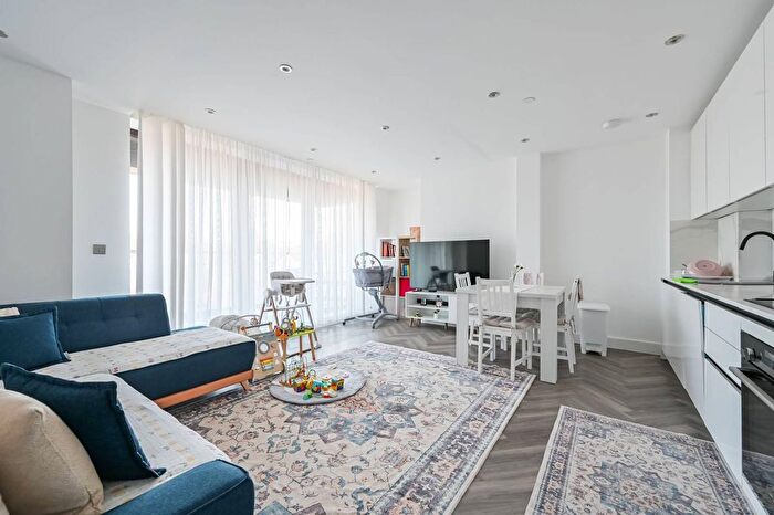 2 Bedroom Flat For Sale In Larkshall Road, Chingford, E4