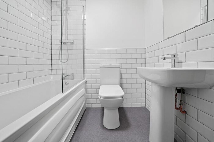 2 Bedroom Apartment To Rent In Dean House, L22