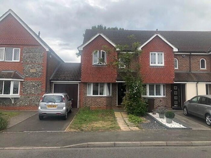 2 Bedroom End Of Terrace House To Rent In Shearwater Road, SM2