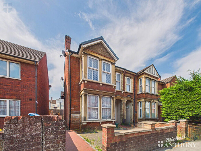 2 Bedroom Maisonette For Sale In High Street, Aylesbury, HP20