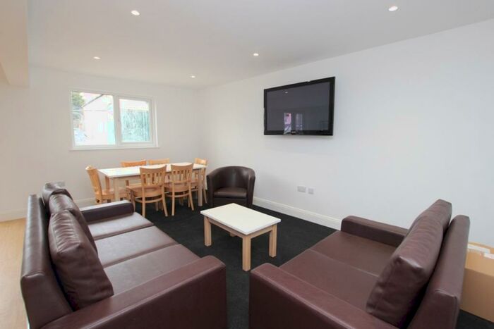 Flat To Rent In North Hill, Plymouth, Devon, PL4