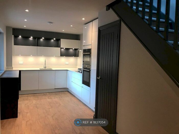 1 Bedroom Flat To Rent In Mill Yard, Cambridge, CB1