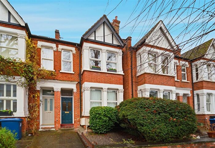 2 Bedroom Flat For Sale In Half Acre Road, Hanwell, W7