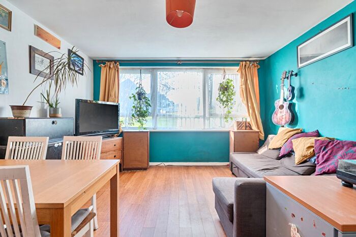 2 Bedroom Flat For Sale In South Norwood Hill, London, SE25