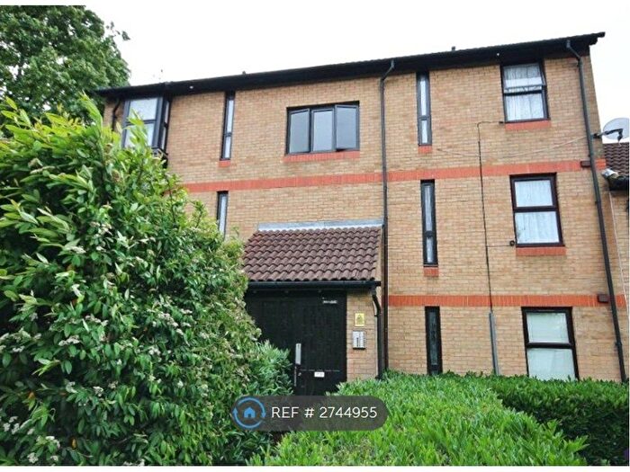 Studio To Rent In Shinners Close, London, SE25