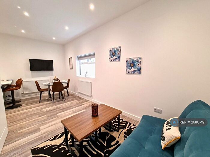 2 Bedroom Maisonette To Rent In High Street, Cheltenham, GL50