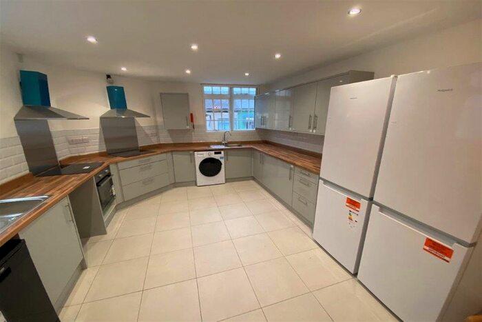 6 Bedroom Flat To Rent In High Road, Beeston, NG9