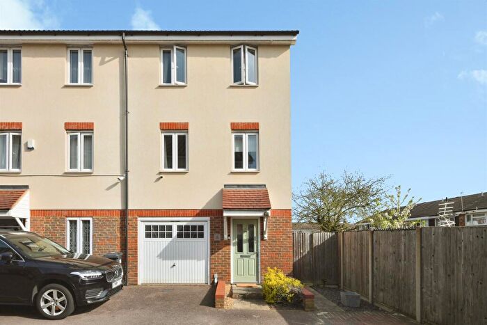 4 Bedroom Semi-Detached House For Sale In The Cedars, Broxbourne, EN10