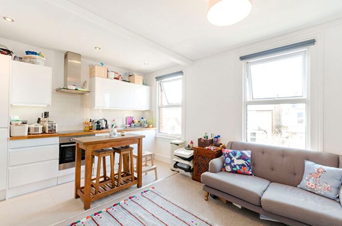 2 Bedroom Flat To Rent In Ellerton Road, Surbiton, KT6