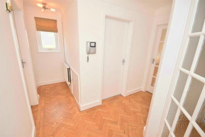 2 Bedroom Apartment To Rent In Castlemount, Heswall, CH60