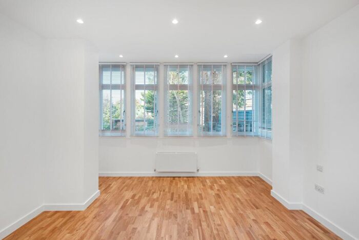 Flat To Rent In Flat Canfield Gardens, NW6
