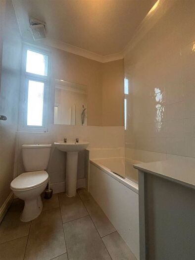 2 Bedroom Flat To Rent In Westcliff Park Drive, Westcliff-On-Sea, SS0