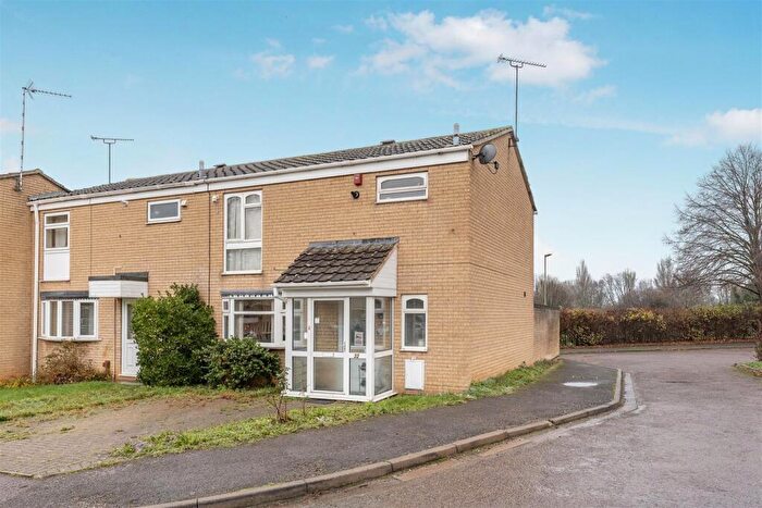 3 Bedroom Semi-Detached House For Sale In Beaumaris Close, Banbury, OX16