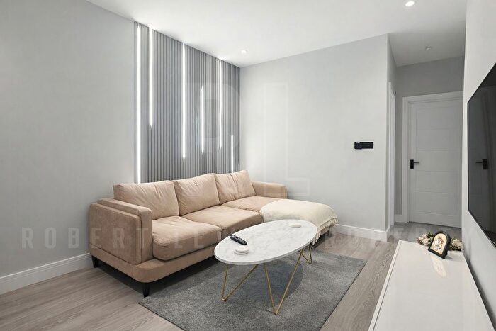 2 Bedroom Flat To Rent In Totteridge Lane, London, N20