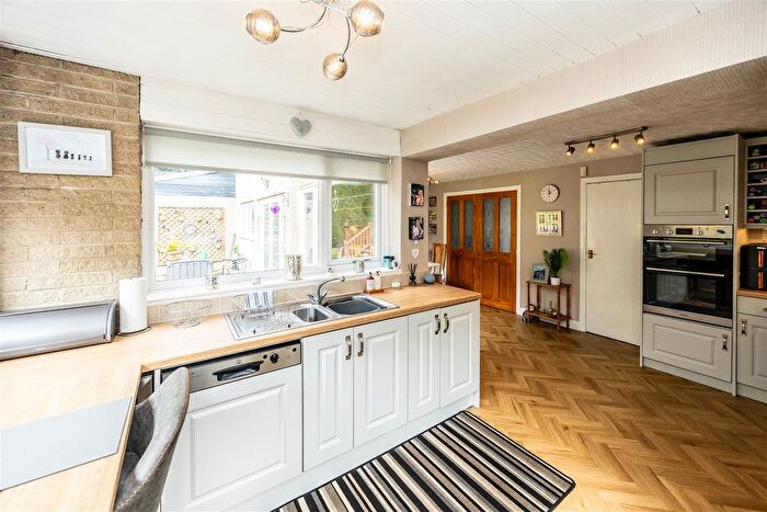 3 Bedroom End Of Terrace House For Sale In Clayfield Drive, Bradford, BD7
