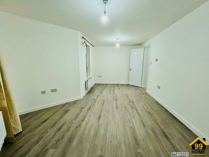 2 Bedroom Flat To Rent In Greenhaven Drive, London, Greenwich, SE28