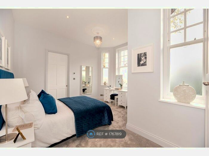 2 Bedroom Flat To Rent In Earlsfield House, London, SW18