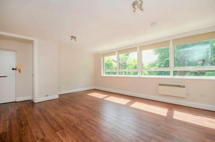 Studio To Rent In Hilltop House, Hornsey Lane, London, N6