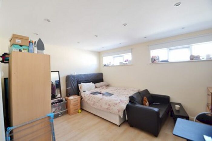 Studio To Rent In Finchley Road, London, NW11