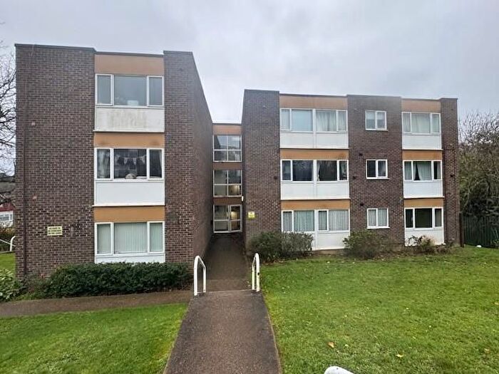 2 Bedroom Flat To Rent In Hillside, Hoddesdon, EN11